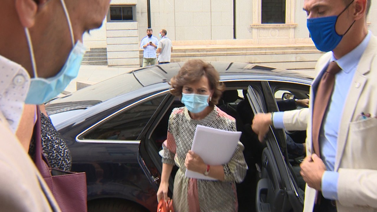 Entrada de Carmen Calvo al Congreso para reunirse con Cuca Gamarra