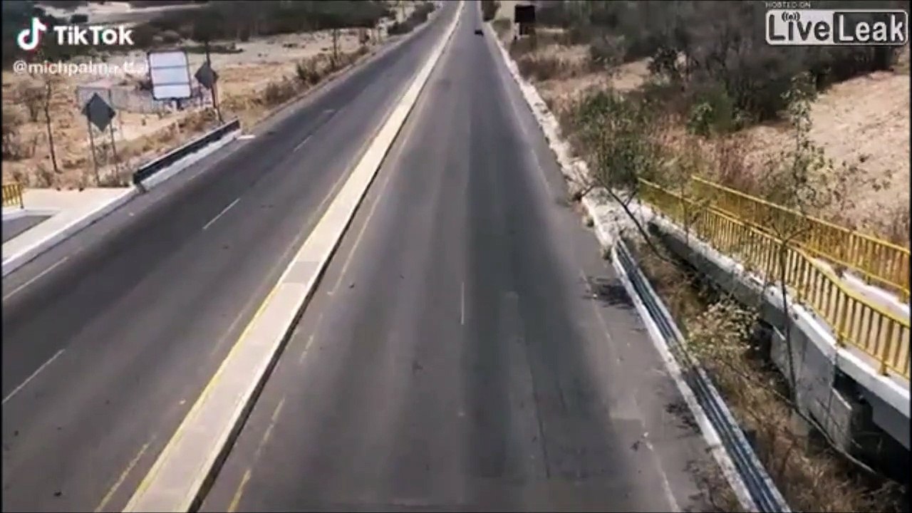 Des motards passent à une vitesse folle sur l'autoroute