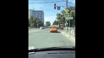 Ce piéton donne une leçon à un conducteur arrêté sur le passage piéton avec sa voiture de sport