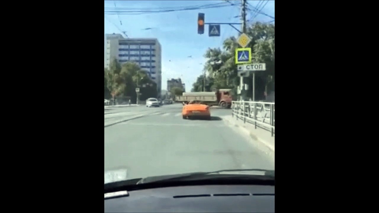 Ce piéton donne une leçon à un conducteur arrêté sur le passage piéton avec sa voiture de sport