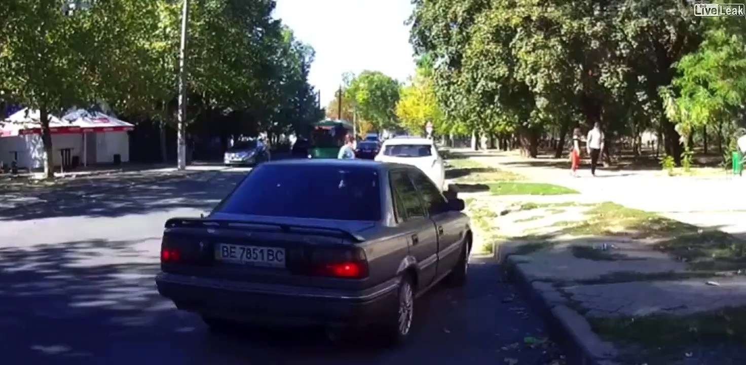 Il ouvre sa porte pour la dernière fois... Plus de porte