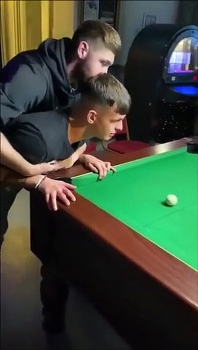 Utiliser son pote comme queue au billard