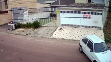 Inusitado: homem invade residência com carro, ateia fogo no veículo e foge correndo