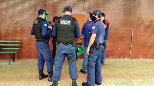 Equipes são acionadas pra prestar atendimentos a mulher em frente à Prefeitura