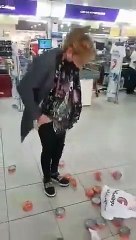 Una mujer intentó robar 27 latas de atún de un supermercado en Rosario.