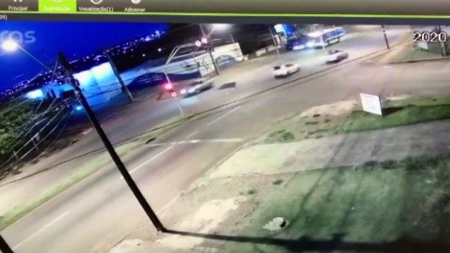 Veja: câmera registra moto e ônibus do transporte coletivo batendo na Av. Rocha Pombo