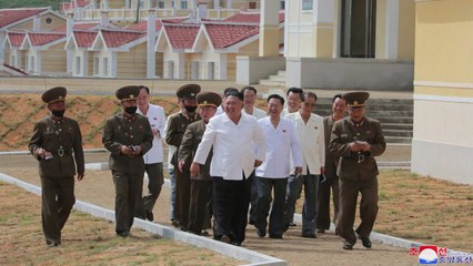 김정은, 첫 수해복구 끝낸 마을 방문..."군대는 김정은의 복" 치하 / YTN