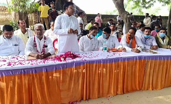 इटावा: सरकारी योजनाओं के बारे में भाजपा जिला अध्यक्ष ने दी जानकारी