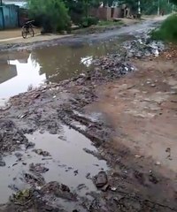महेवा: ग्राम मुकुटपुर की सड़कों पर भरा पानी स्थानीय लोगों को निकालने में हो रही है परेशानी