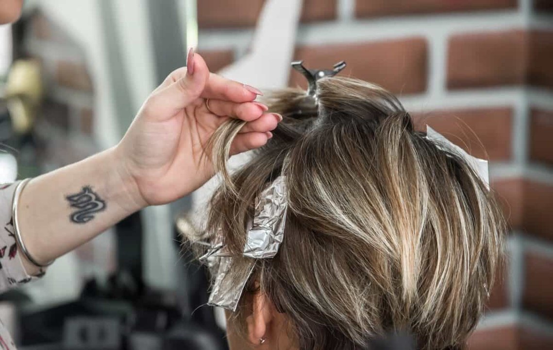 Brûlé par son coiffeur, il découvre qu'il n'est même pas coiffeur...