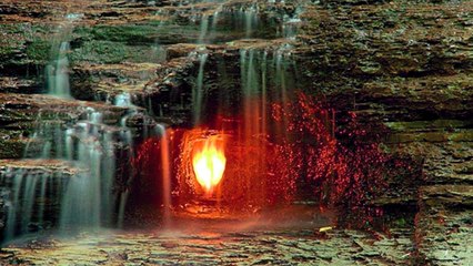 Le mystère de la flamme éternelle cachée sous une cascade