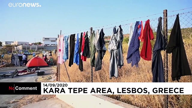 تصاویری از جزیره لسبوس یونان؛ بلاتکلیفی هزاران مهاجر پس از آتش‌سوزی در کمپ