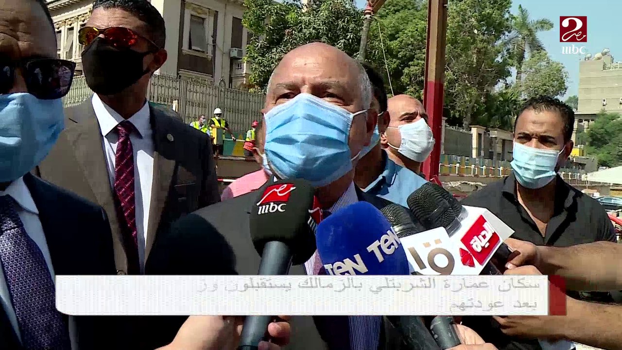سكان عمارة الشربتلي بالزمالك يستقبلون وزير النقل بالورود