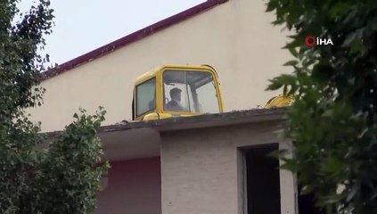 5 katlı binanın üzerine yıkım için iş makinesi çıkardılar
