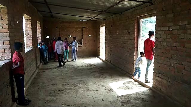 जालौन में प्राइवेट स्कूल की बड़ी लापरवाही, रोक के बाद भी खुलेआम खुल रहा