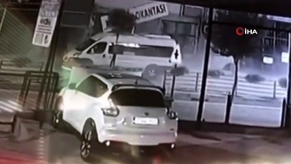 Patlamadan saniyelerle kurtuldu...Restorandaki patlama anı kamerada