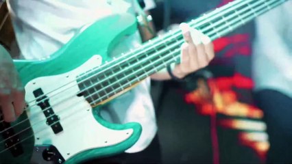 19)	Music.  Guitar Bass.  We Dance. Coyote Hearing. Dance et électro.  Funk