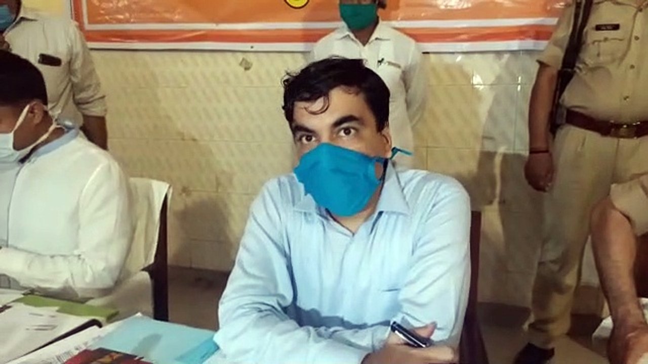 समाधान दिवस की अध्यक्षता करते जिलाधिकारी