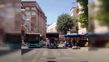 Kamyonetin kasasında tehlikeli yolculuk kamerada