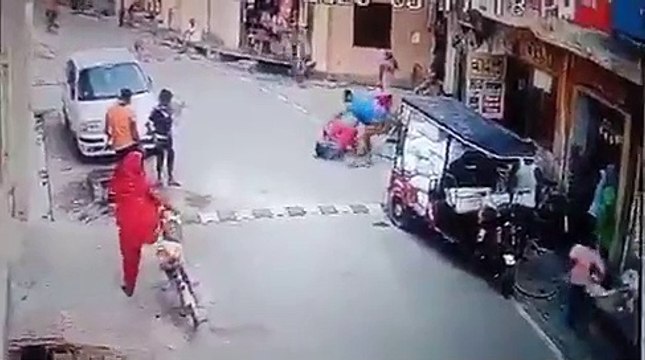 गाजियाबाद: बीच सड़क पर महिला पिटती रही, जनता तमाशा देखती रही, छेड़छाड़ के विरोध में जमकर पीटा