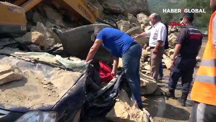 Hurdaya dönen araçta babasının kimliğini aradı