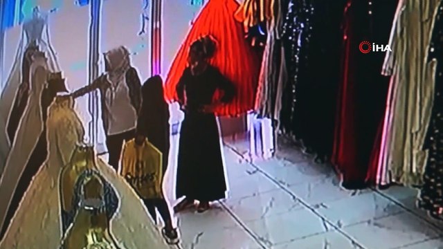 Müşteri kılığında girdiler, çantadaki paraları çalıp kayıplara karıştılar...O anlar kamerada