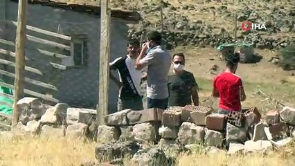 Belediye ekipleri yıkıma geldi; pompalı tüfekli kardeşler böyle ikna edildi