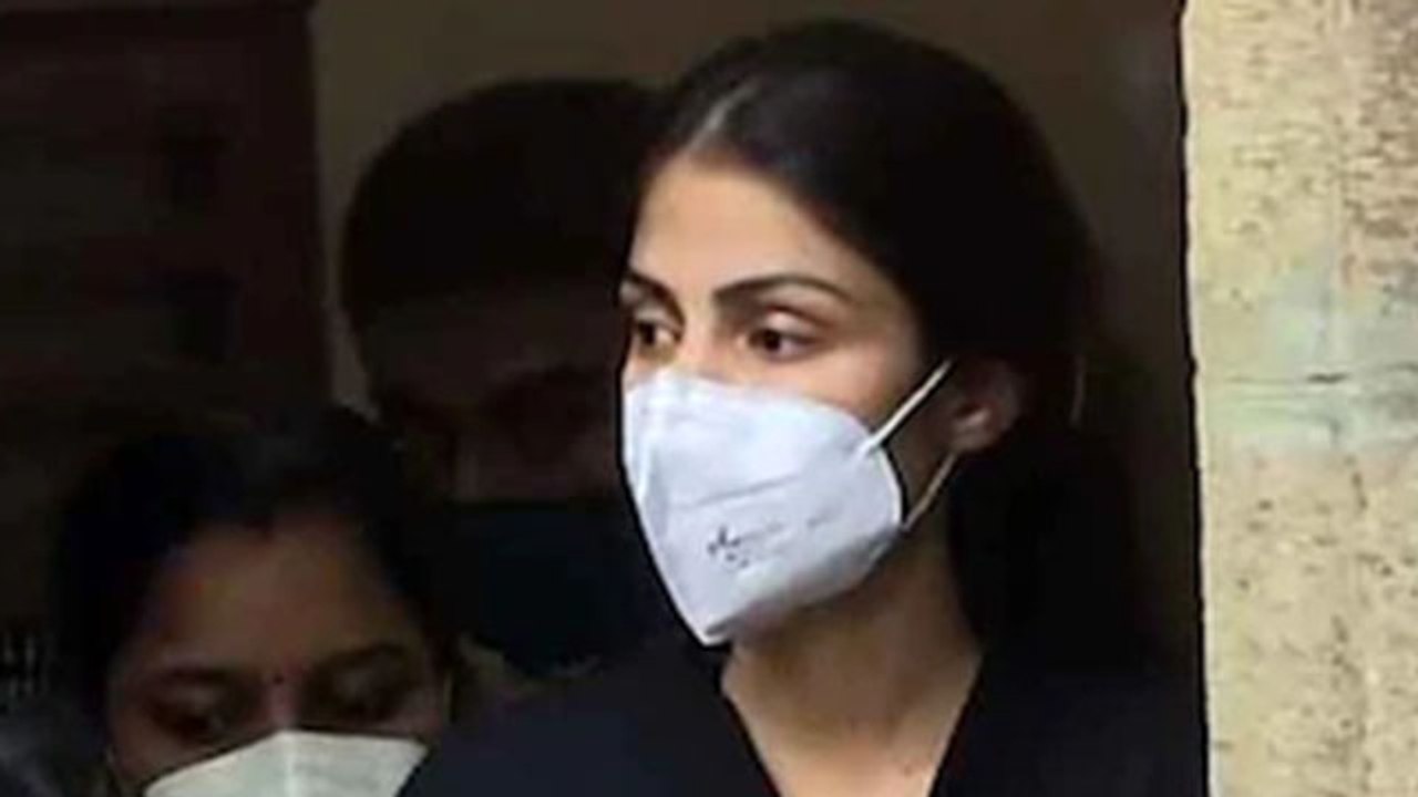 Rhea Chakraborty से NCB ने पूछे ये 55 तीखे सवाल...