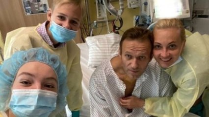 Navalni se muestra a través de las redes sociales y dice estar mejor