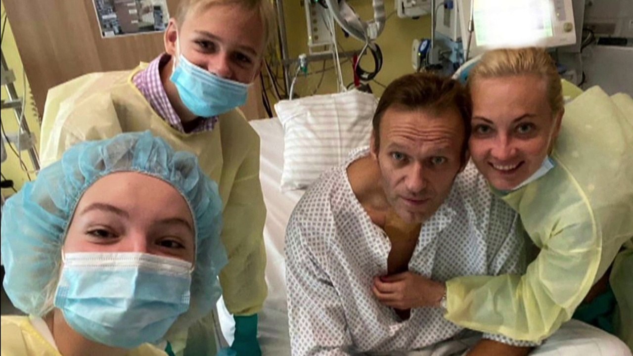 Navalny afirma que conseguiu respirar sozinho