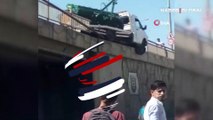 Faciadan dönülen kazada kamyonet köprüde asılı kaldı
