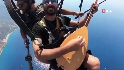 İki bin metrede paraşüt ile uçarken bağlama çaldı