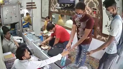 Ils se désinfectent les mains avant de braquer une bijouterie