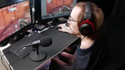 Hombre aprendió a usar su pie para hacerle frente a su discapacidad