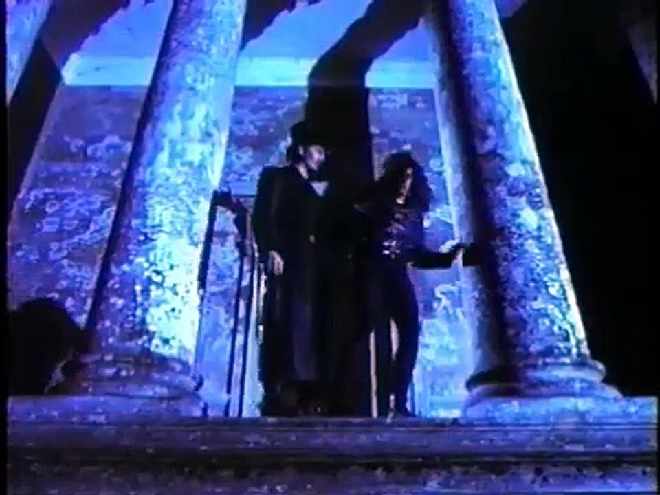 She Wolf of London - Big Top She Wolf [cc]