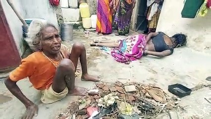 बेटियों ने मां को जंजीरो में जकड़ा