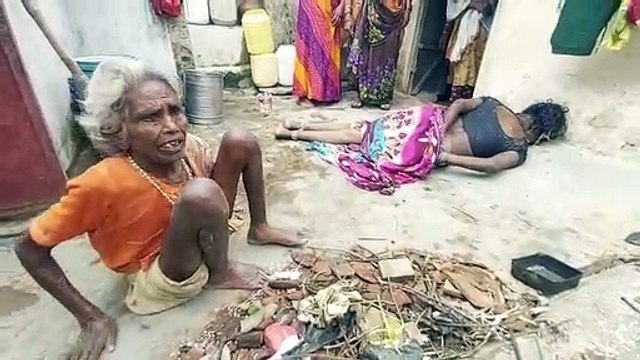 बेटियों ने मां को जंजीरो में जकड़ा