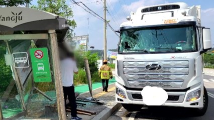 달리던 화물차 버스정류장 돌진...1명 다쳐 / YTN