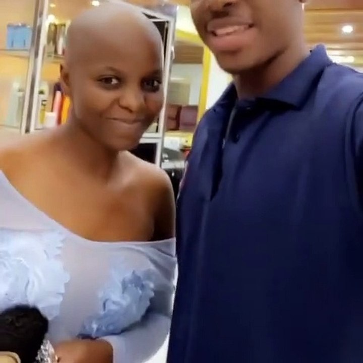 La chanteuse camerounaise Daphné se dévoile avec la tête rasée