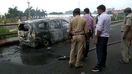 चलती कार में लगी आग, चालक ने कूदकर बचाई जान