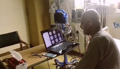 "متحدياً كورونا والسرطان".. مدرس سعودي يشرح لطلابه أونلاين من المستشفى