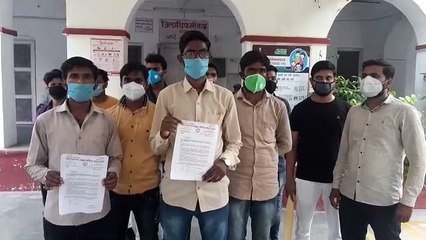 डीएलएड प्रशिक्षु जिलाधिकारी को देने पहुंचे ज्ञापन