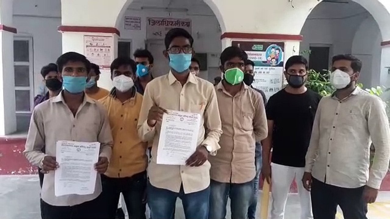 डीएलएड प्रशिक्षु जिलाधिकारी को देने पहुंचे ज्ञापन