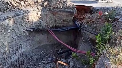 İZSU’nun cadde üzerinde açtığı yaklaşık 2,5 metre derinlikteki çukur tehlike saçıyor