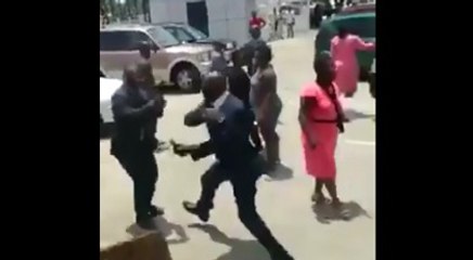 Devlet Başkanı Bakanını tekme tokat dövdü