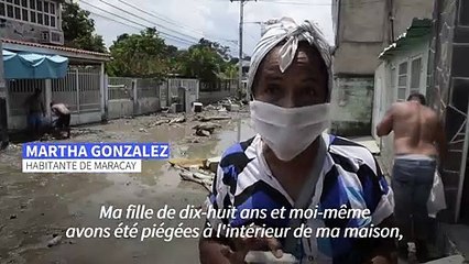 Les Vénézuéliens nettoient les rues après le débordement du fleuve El Limon