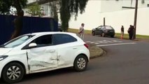 Carros sofrem danos em acidente no Bairro Pacaembu