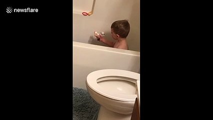 Rollicking kid has amusing time screaming in the tub