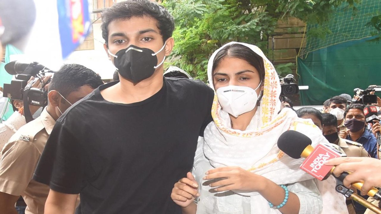 Rhea, Showik likely to apply for bail today in Bombay HC