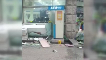 점주와 말다툼하다 홧김에 편의점 돌진...공포탄 쏴 제압된 30대 영장 / YTN